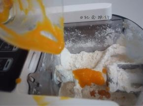 各种颜色的蔬菜倒进面条机里面，因为是果泥所以不可以滴漏下去，一定要掌握好稀稠度，要是太湿只能再加一些干面,100g面粉大概倒70-75ml的量，具体要看你果泥的稀稠度决定，如果是没有果渣的原汁机的果汁就可以等同普通水的量来做