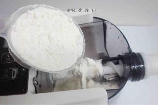 将面粉倒入九阳W3面条机