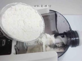 将面粉倒入九阳W3面条机
