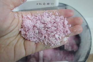 这个是火龙果皮面团，机器里是这样的干湿度，絮状不成团的就刚刚好