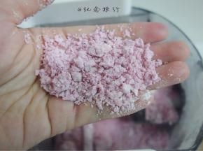 这个是火龙果皮面团，机器里是这样的干湿度，絮状不成团的就刚刚好