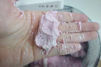 用手用力一捏才能成团