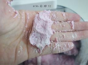 用手用力一捏才能成团