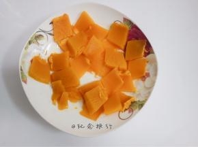 将南瓜切片蒸熟备用