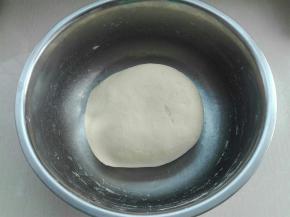 揉成均匀光滑面团