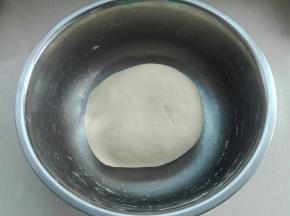 揉成均匀光滑面团