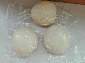 揉好的面团等分三份，滚圆盖保鲜膜醒发30分钟
