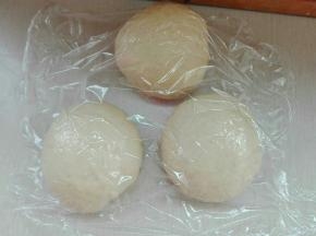 揉好的面团等分三份，滚圆盖保鲜膜醒发30分钟