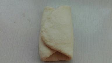 醒发好的面团，擀成椭圆形，两头向中间对折