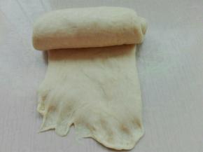 再次擀长，自上而下卷起