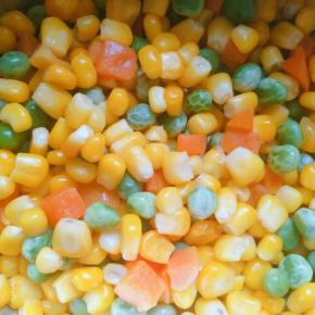 速冻的玉米、豌豆提前冰箱拿出来解冻。如果是生的，提前将玉米，豌豆锅内烫熟。胡萝卜切丁