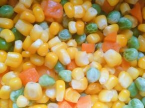 速冻的玉米、豌豆提前冰箱拿出来解冻。如果是生的，提前将玉米，豌豆锅内烫熟。胡萝卜切丁
