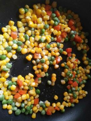 热锅倒油，胡萝卜丁下锅炒至断生，玉米粒豌豆锅内快速翻炒几下，加盐调味出锅