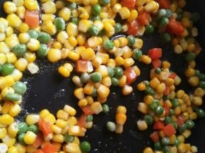 热锅倒油，胡萝卜丁下锅炒至断生，玉米粒豌豆锅内快速翻炒几下，加盐调味出锅
