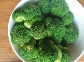 西蓝花用小苏打或者面粉洗净，锅内开水焯一分钟左右出锅