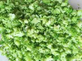 西蓝花的花朵切碎