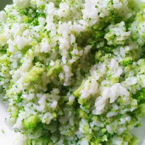 一碗米饭和西蓝花碎拌匀