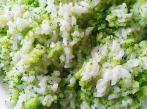一碗米饭和西蓝花碎拌匀