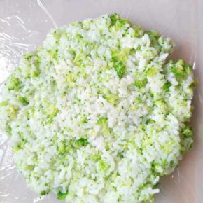 铺一张保鲜膜，米饭滩平