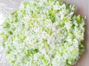 铺一张保鲜膜，米饭滩平