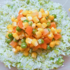 中间放刚才炒好的玉米豌豆粒