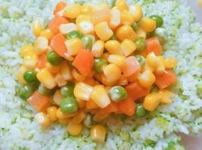 中间放刚才炒好的玉米豌豆粒