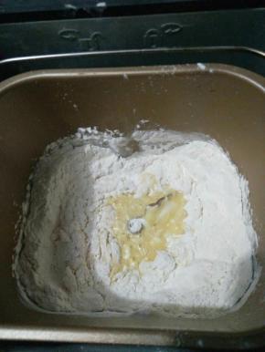 将除黄油外的所有材料放入面包机一个miax程序，拉出厚膜