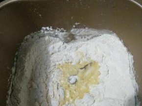 将除黄油外的所有材料放入面包机一个miax程序，拉出厚膜