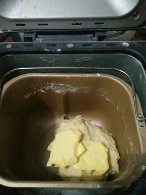 加入软化的黄油，启动一个miax程序，可以拉出薄的有韧性的手套膜