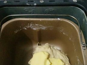 加入软化的黄油，启动一个miax程序，可以拉出薄的有韧性的手套膜