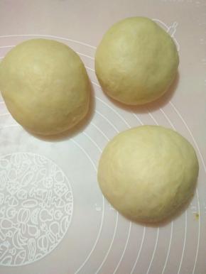 将面团取出排气，分成三份滚圆，静置20分钟