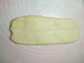 取一面团，擀成长舌状