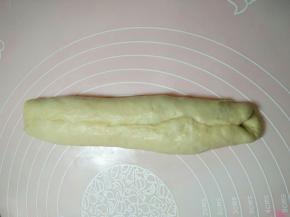 将两边的面皮向中间折起，捏紧收口