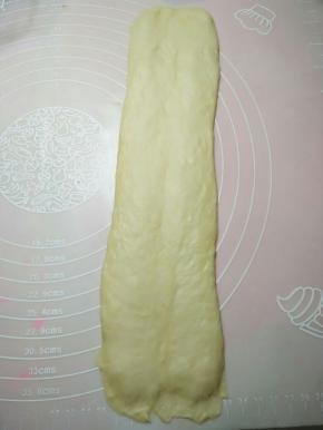 再一次擀成长舌状，长度30厘米左右，底边压薄