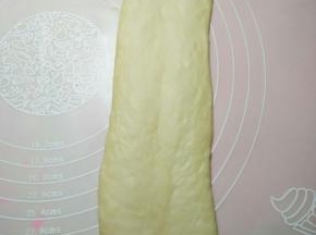 再一次擀成长舌状，长度30厘米左右，底边压薄
