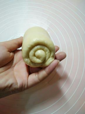 从上往下卷起，卷好的面团是2圈半或3圈为最佳