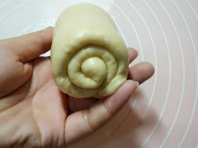 从上往下卷起，卷好的面团是2圈半或3圈为最佳
