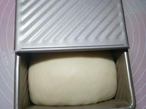 发酵至8分满，刷蛋液或牛奶都可以
