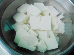 豆腐切小块放淡盐水中浸泡10分钟