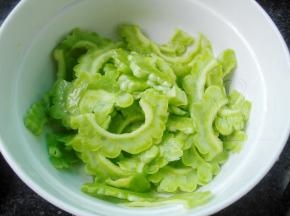 苦瓜切片，加盐抓匀腌制15分钟
