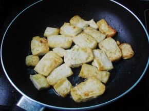 煎锅中加油烧热，放入豆腐块煎至两面金黄，盛出