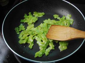 再加点油，把腌制好挤去水分的苦瓜倒入略炒；