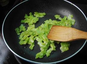 再加点油，把腌制好挤去水分的苦瓜倒入略炒；