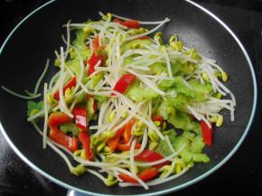 加入红椒和豆芽炒熟；