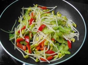 加入红椒和豆芽炒熟；
