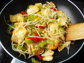 再加入豆腐炒匀，然后加盐、酱油、蚝油翻炒均匀就可以了