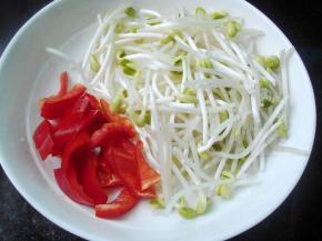 豆芽摘去根；红椒切小片