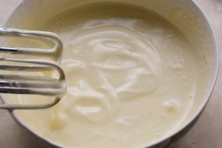 搅打到全蛋变得越来越粘稠，逐渐出现花纹，继续搅打。直到可以画出花纹，转低速搅打。