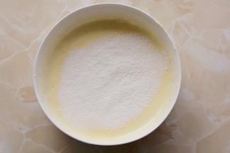 将过筛后的低筋面粉加入到打好的蛋液中，翻拌均匀。