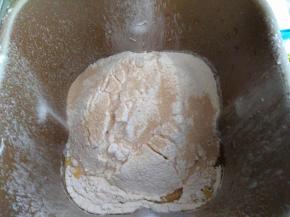 把所有材料倒入面包机桶。